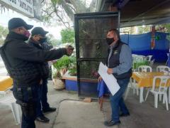 Secretaría del Ayuntamiento y policías municipales colaboran para impartir información. Fotografía: Ayuntamiento de Emiliano Zapata.