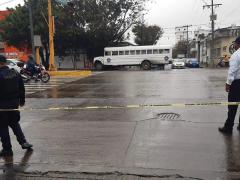 Policias cierran vialidad. Fotografía: Danytza Flores.