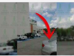 Automóvil gris a las afueras del Hospital Ángeles de Xalapa. Fotografía: Vive Xalapa.