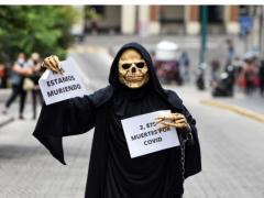 La “Muerte” apareció en el centro de Xalapa. Fotografía: de persona vestida de muerte. Fotografía: Formatosie7e.