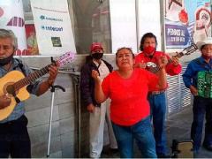 Músicos cantan para manifestarse por falta de ingresos durante COVID-19. Fotografía: Jesús Escamiroza.