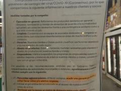 Anuncio impreso con las medidas de prevención en el supermercado Aurrera. Fotografía: María del Rosario Delgado Escudero.