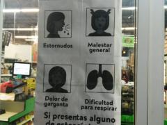 Infografía "Síntomas del COVID-19", de la Secretaría de Salud, en el supermercado Aurrera. Fotografía: María del Rosario Delgado Escudero.