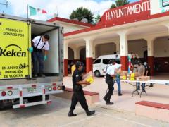 Camión de Kekén descarga alimento en frente a un ayuntamiento, Yucatán. Fotografía: Diario de Yucatán.