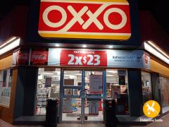 Tienda Oxxo con puertas cerradas  por toque de queda y restrucciones vehiculares. Fotografía: El Informativo Yucatán.