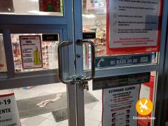 Puerta de tienda Oxxo cerrada ante toque de queda y restrucciones vehiculares. Fotografía: El Informativo Yucatán.