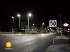 Calle vacía de noche por toque de queda y restrucciones vehiculares. Fotografía: El Informativo Yucatán.