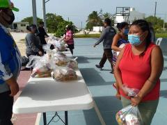 Entrega de apoyos alimenticios, Las Coloradas. Fotografía: Facebook H Ayuntamiento Constitucional de Río Lagartos Yucatán.
