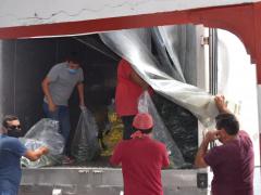 Hombres descargan alimentos de camión. Fotografía: Facebook H Ayuntamiento de Dzilam de Bravo.