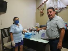 Presidente municipal Armando Herrera, recibe material donado por farmacia "Silvia". Fotografía: Facebook H Ayuntamiento Dzilam de Bravo.
