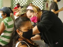 Enfermera vacuna con segunda dosis AstraZeneca a mujer con cubrebocas negro. Fotografía: Facebook Mauricio Vila.