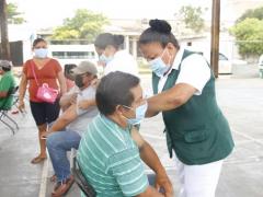 Enfermera vacuna con segunda dosis AstraZeneca a hombre con playera a rayas verde. Fotografía: Facebook Mauricio Vila.