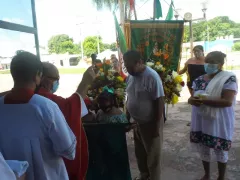 El padre Martín Méndez de Kinchil bendice al Gremio de Agricultores de Tetiz. Fotografía: Diario de Yucatán.