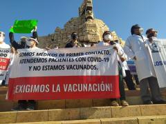 Manifestación de personal médico exigen vacunas contra COVID-19 en Mérida. Fotografía: Itzel Chan.