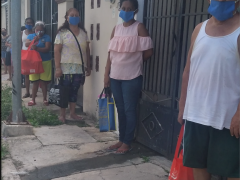 Fila de gente espera recibir comida en el Comedor comunitario de Villas Oriente, Yucatán.