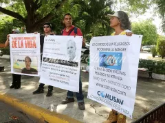 Manifestantes con pancartas que critican las medidas preventivas impuestas por las autoridades sanitarias, Mérida, Yucatán.