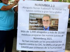 Manifestantes con pancartas que critican las medidas preventivas impuestas por las autoridades sanitarias, Mérida, Yucatán.