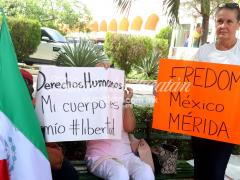 Manifestantes con pancartas que critican las medidas preventivas impuestas por las autoridades sanitarias, Mérida, Yucatán.