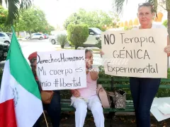 Manifestantes con pancartas que critican las medidas preventivas impuestas por las autoridades sanitarias, Mérida, Yucatán.