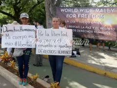Manifestantes con pancartas que critican las medidas preventivas impuestas por las autoridades sanitarias, Mérida, Yucatán.