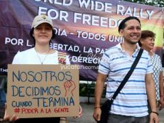 Manifestantes con pancartas que critican las medidas preventivas impuestas por las autoridades sanitarias, Mérida, Yucatán.