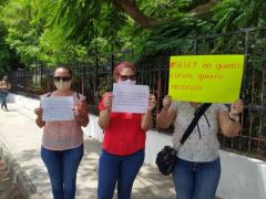 Tres maestras protestan por regreso a clases presenciales. Fotografía: Juan Manuel Contreras.