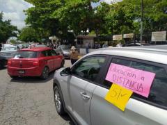 Automóviles en protesta del personal docente por regreso a clases presenciales. Fotografía: Juan Manuel Contreras.