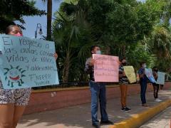 Estudiantes del FNERR se manifestan frente al Palacio de Gobierno por el inicio de las clases presenciales. Fotografía: PorEsto¡.