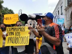 Fotografía de manifestación de la industria restaurantera yucateca ante las restricciones gubernamentales, Mérida, Yucatán.