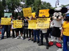 Fotografía de manifestación de la industria restaurantera yucateca ante las restricciones gubernamentales, Mérida, Yucatán.