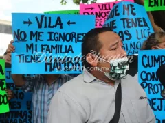 Empleados se manifestan con pancartas y portan cubrebocas. Fotografía: Diario de Yucatán.