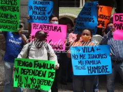 Empleados del bar se manifestan con pancartas frente al Palacio de Gobierno. Fotografía: Diario de Yucatán.