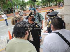 Empleados dialogando con los policías del Palacio de Gobierno. Fotografía: Gabriel Chan.