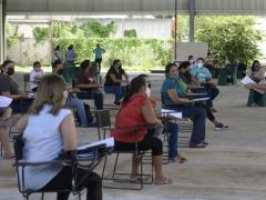 Docentes en el patio de la Secundaria “22 de febrero CROC”, donde los padres se organizaron para la contratación del Internet. Fotografía: Por Esto¡.