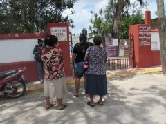 Familiares afuera de un cementerio en Valladolid. Fotografía: Diario de Yucatán.