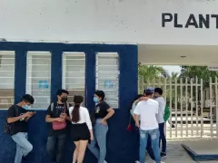 Alumnos del COBAY Santa Rosa afuera de su escuela en vísperas del regreso a clases. Fotografía: Diario de Yucatán.