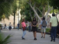 Alrededor de 30 padres de familia ya buscan ampararse para que sus hijos menores de 18 años reciban la dosis. Fotografía: Daniel Silva.