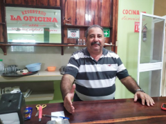 Trabajador de la cantina La Oficina. Fotografía: PorEsto!
