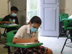 Estudiantes en salón de clase con medidas sanitarias. Fotografía: PorEsto!